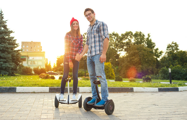 Mladý pár na koni hoverboard - Fotografie, Obrázek