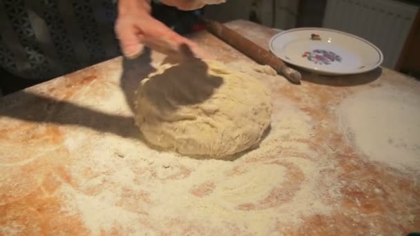 mãos que amassam a massa de farinha na mesa
 - Filmagem, Vídeo