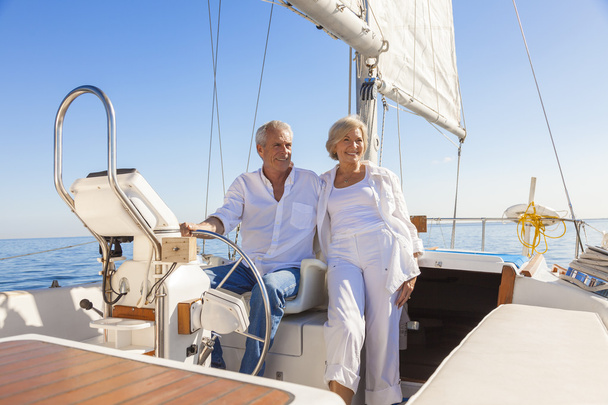 Szczęśliwa para starszy jachtu lub łodzi żaglowej - Zdjęcie, obraz
