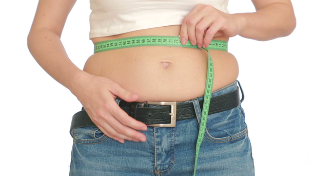 жінка вимірює живіт. жінка з жиром на животі
 - Кадри, відео