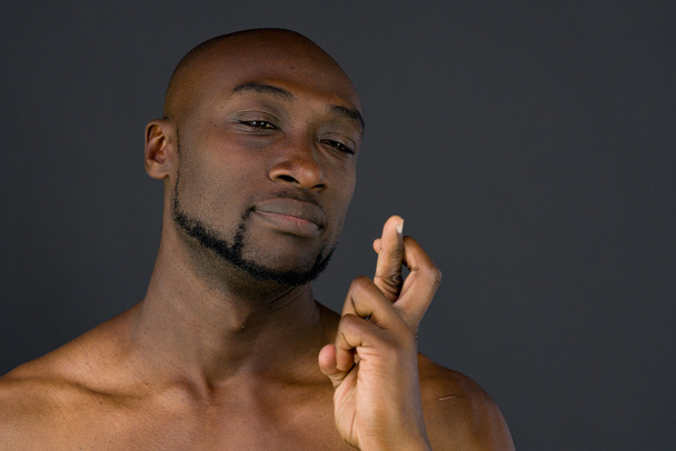afro-americano homem com dedos cruzados
 - Foto, Imagem
