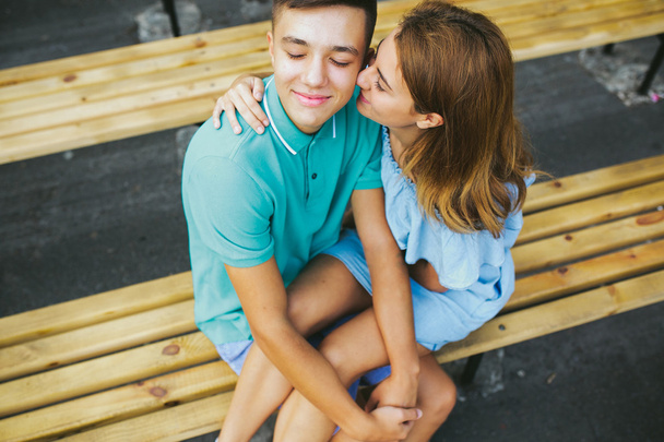 jongen en het meisje zittend op een bankje - Foto, afbeelding