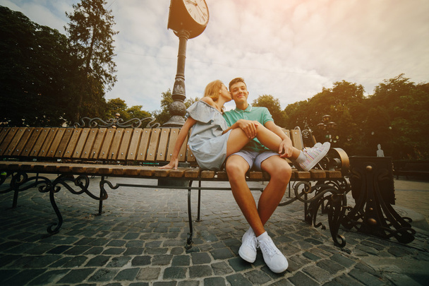 chlap a dívka sedící na lavičce - Fotografie, Obrázek