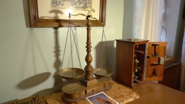 古い薬屋スケールは、重いオーク材のテーブルにされています。古代の顕微鏡は、ストレージ用ボックス - 映像、動画