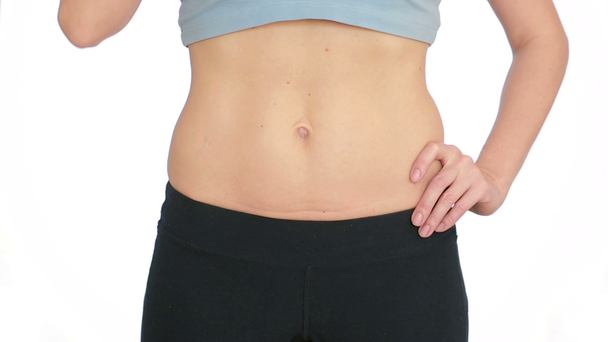 Frau dicken Bauch. Konzept für Übergewicht und Gewichtsabnahme. Essen eines grünen Apfels - Filmmaterial, Video