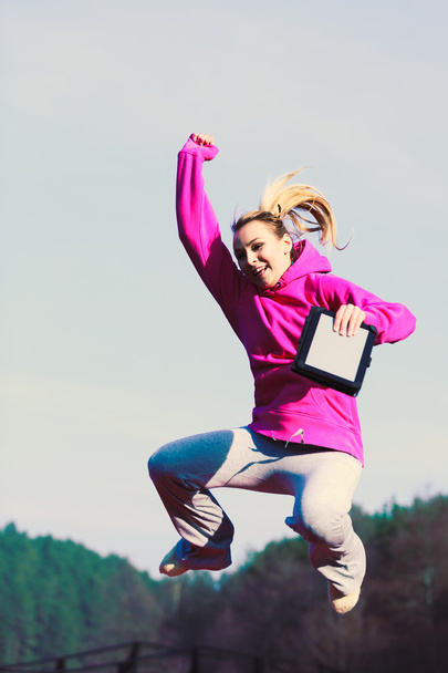 Girl jumping in park. - Foto, Bild