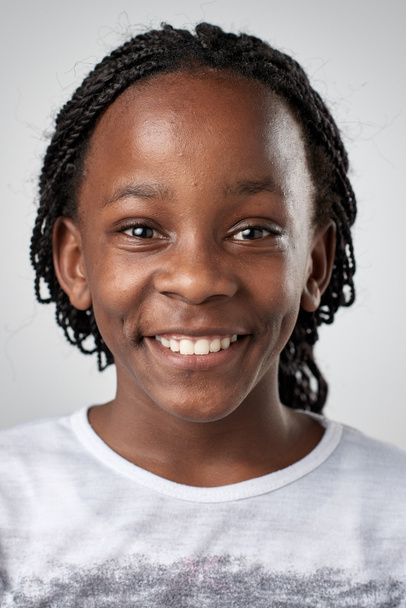Afrikaanse meisje glimlachen - Foto, afbeelding