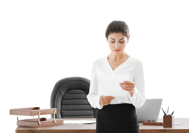 Exitosa mujer de negocios madura con documentos en su oficina
 - Foto, imagen