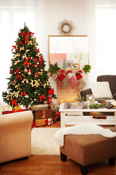 Interieur van mooie woonkamer ingericht voor Kerstmis - Foto, afbeelding
