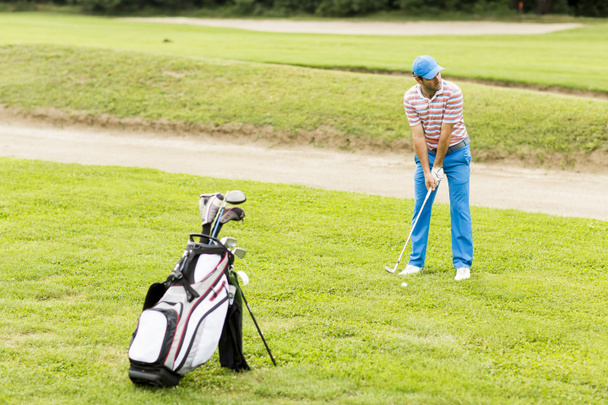 Homme jouant au golf
  - Photo, image
