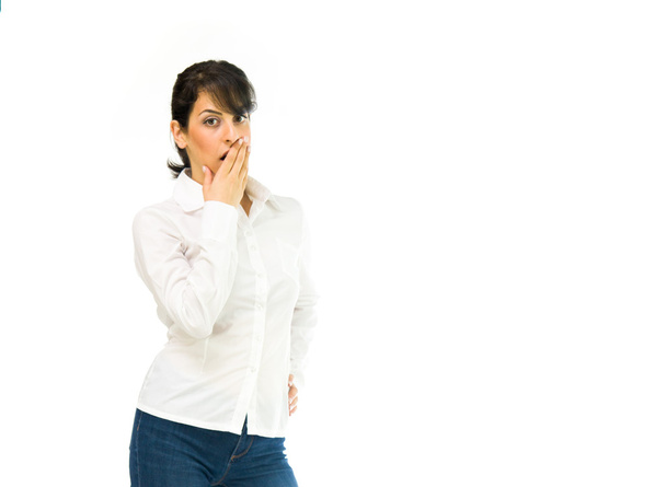 Järkyttynyt nainen peittää suun
 - Valokuva, kuva