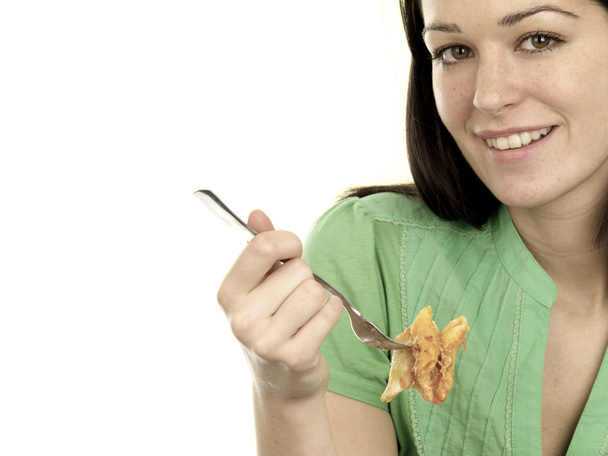 νεαρή γυναίκα τρώει ψήνουμε ζυμαρικά - Φωτογραφία, εικόνα