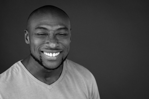 Gülümseyen Afrikalı Amerikalı adam - Fotoğraf, Görsel