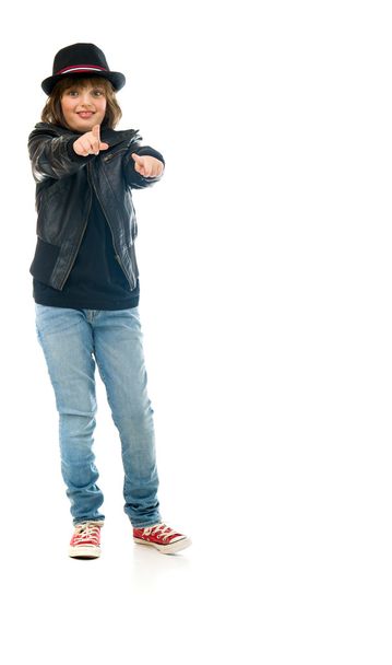 Подросток-рокер показывает пальцем
 - Фото, изображение