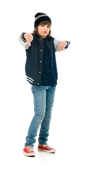 tizenéves fiú mutatja a hüvelykujját lefelé - Fotó, kép