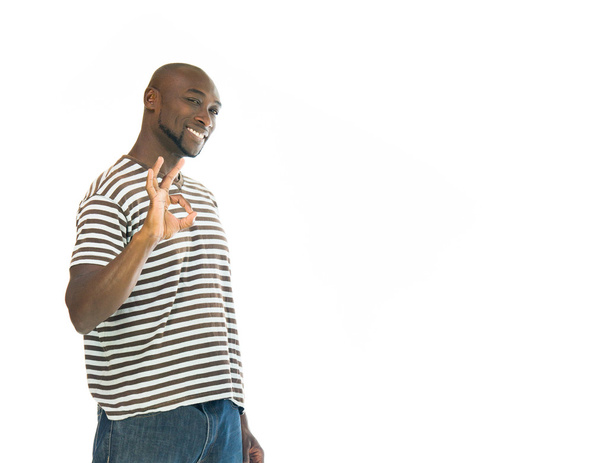 africano americano hombre mostrando ok
 - Foto, Imagen