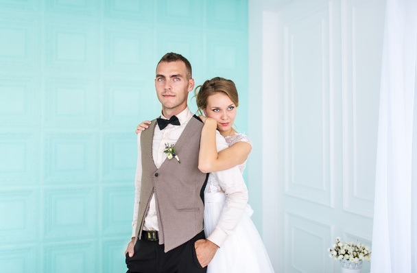 Щаслива подружня пара стоїть у білій спальні
 - Фото, зображення