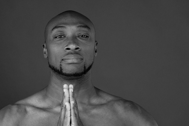 african american man praying - Foto, immagini