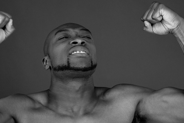 vidám, boldog, afro-amerikai ember - Fotó, kép