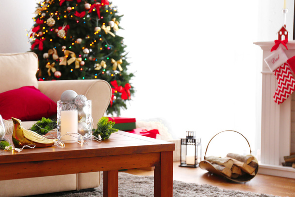 Christmas room with decorated wooden table - Foto, afbeelding