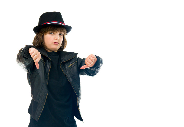 хлопчик-підліток рокер показує великі пальці вниз
 - Фото, зображення