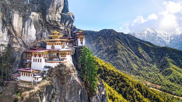 Taktshang Goemba ou Templo do ninho de tigre ou mosteiro do ninho de tigre o belo templo budista. O lugar mais sagrado do Butão está localizado na alta montanha do penhasco com o céu do vale de Paro, Butão.
. - Foto, Imagem