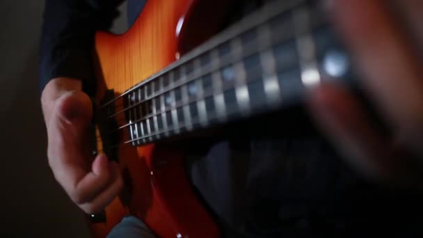 Mann musiziert mit Gitarre  - Filmmaterial, Video