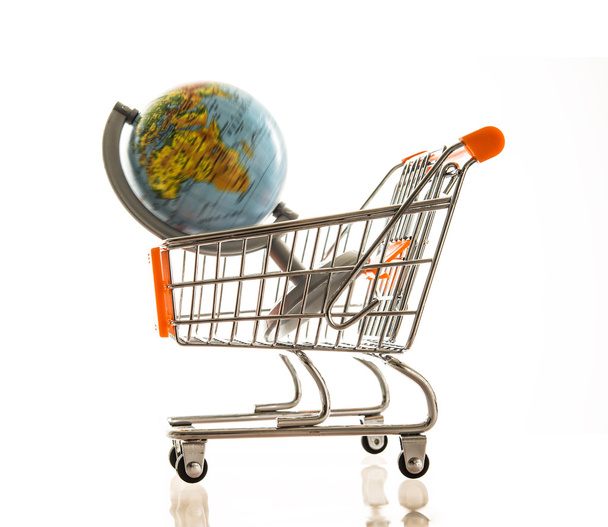 shopping cart with globe inside - Foto, afbeelding