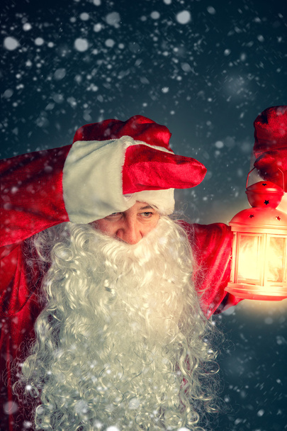 Портрет Санта-Клауса з ліхтарем. - Фото, зображення