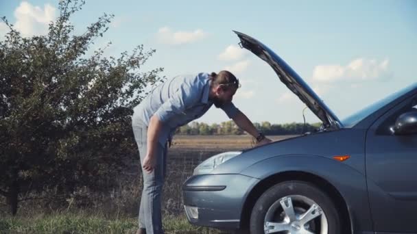 Mann in blauer Jeans hat Autoprobleme - Filmmaterial, Video