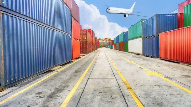 Wirtschaft und Logistik. Transport und Lagerung von Gütern. Ausrüstung Containerschifffahrt - Foto, Bild