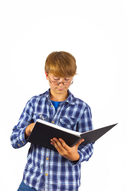 feliz chico inteligente está leyendo en un libro
 - Foto, imagen