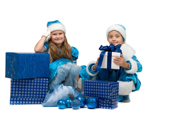 маленька дитина в костюмі тримає коробку з подарунком
. - Фото, зображення