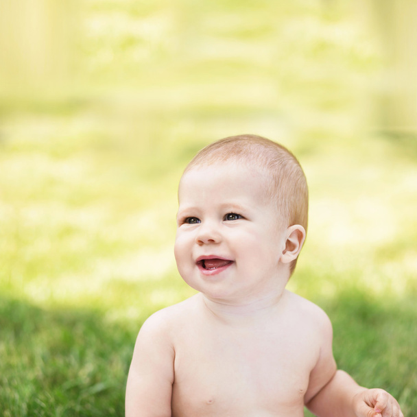 Πορτρέτο του ένα όμορφο μωρό φόντο πράσινο της φύσης - Φωτογραφία, εικόνα