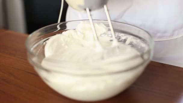Chef mixer whips cream - Video, Çekim