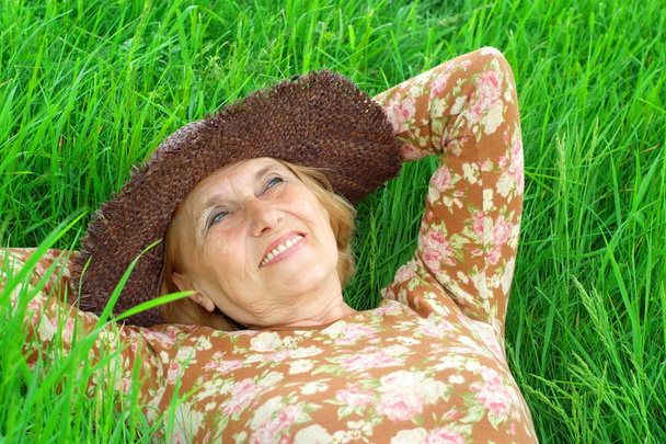 Interesante anciana está disfrutando del aire fresco
 - Foto, Imagen