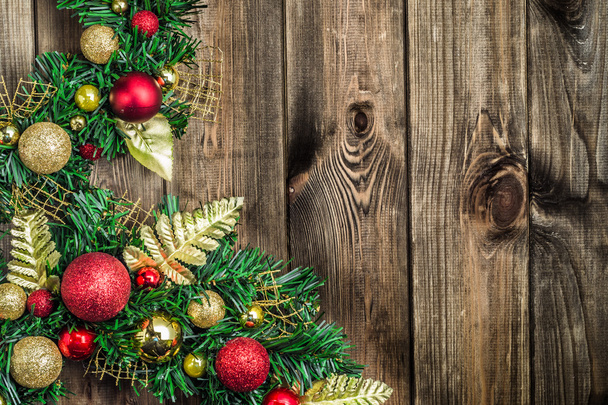 Adventi koszorú, vagy karácsonyi dekoráció és otthoni dekoráció fából készült ajtó lóg - Fotó, kép