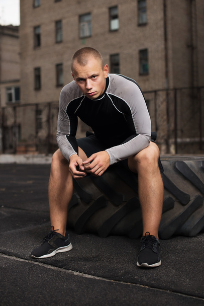 athlète assis au pneu, fatigue
 - Photo, image