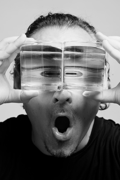 液体ガラスの男性顔の反射 - 写真・画像