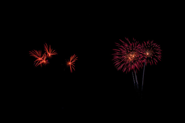 Fuochi d'artificio astratti illuminano il cielo buio
 - Foto, immagini