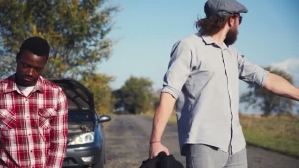 Diversos amigos que tienen problemas con el coche caminan juntos
 - Imágenes, Vídeo
