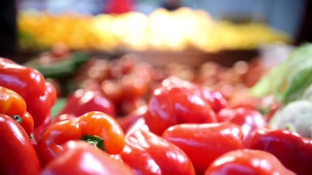 Rode paprika in supermarkt plantaardige Vakgroep supermarkt - Video