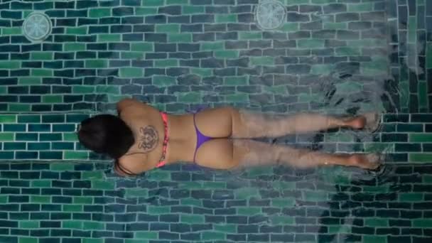 Девушка отдыхает в бассейне
 - Кадры, видео