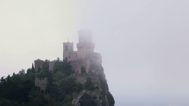 mittelalterliche burg von san marino in wolken - Filmmaterial, Video