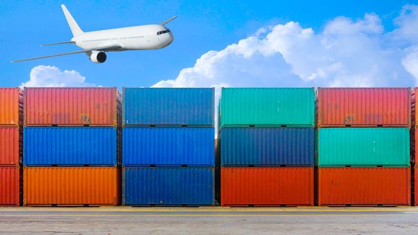 Business en logistiek. Vracht transport en opslag. Apparatuur containers met vliegtuig en blauwe hemel. - Foto, afbeelding