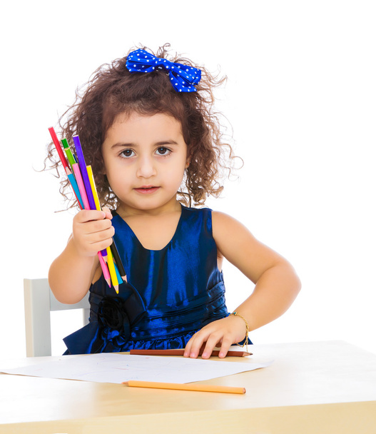 Malá holčička kreslí u stolu s tužky - Fotografie, Obrázek
