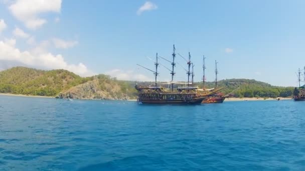 Красива піратська шхуна в морі
 - Кадри, відео