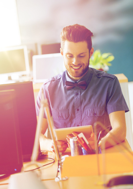 счастливый креативный офисный работник-мужчина с планшетным компьютером
 - Фото, изображение