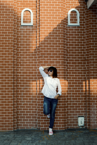 Donna asiatica in camicia bianca
  - Foto, immagini