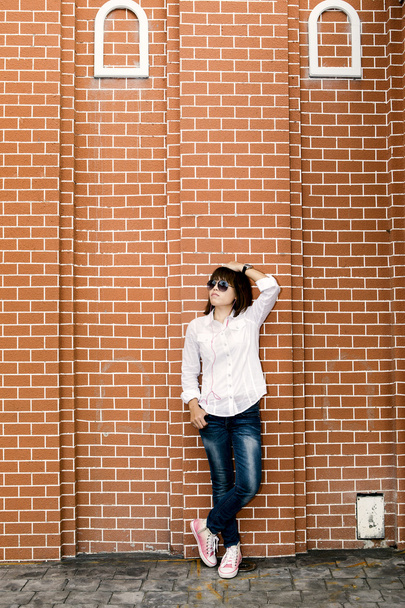 Mujer asiática en camisa blanca
  - Foto, Imagen